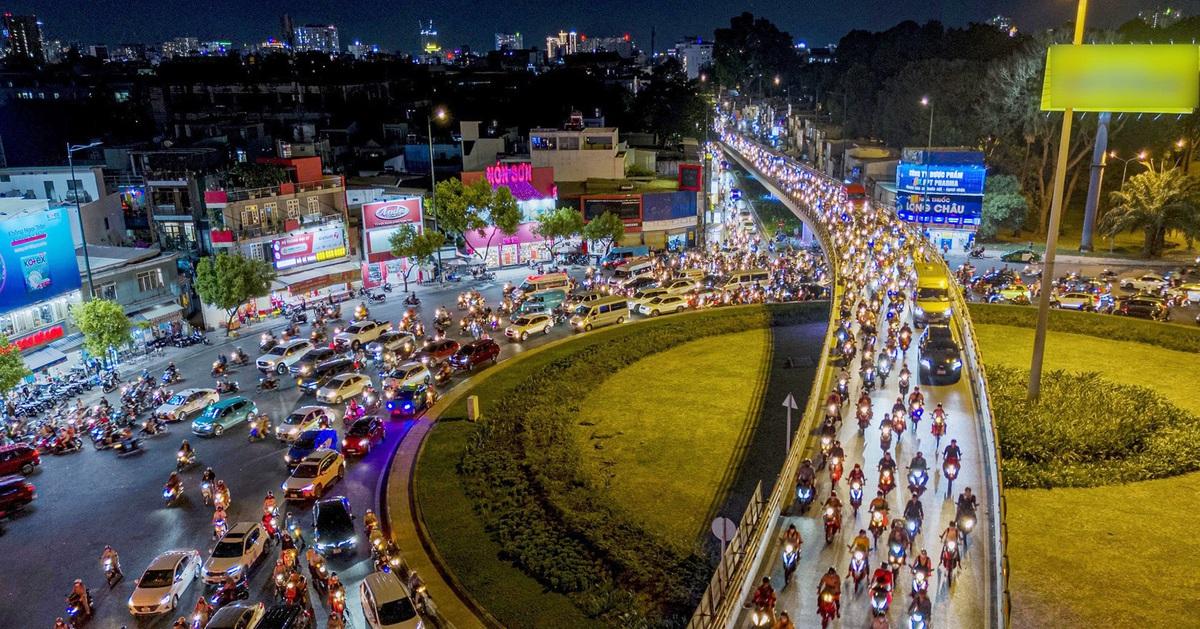 Toan canh duong Nguyen Kiem Phu Nhuan TP HCM vao gio cao diem voi nhieu xe co